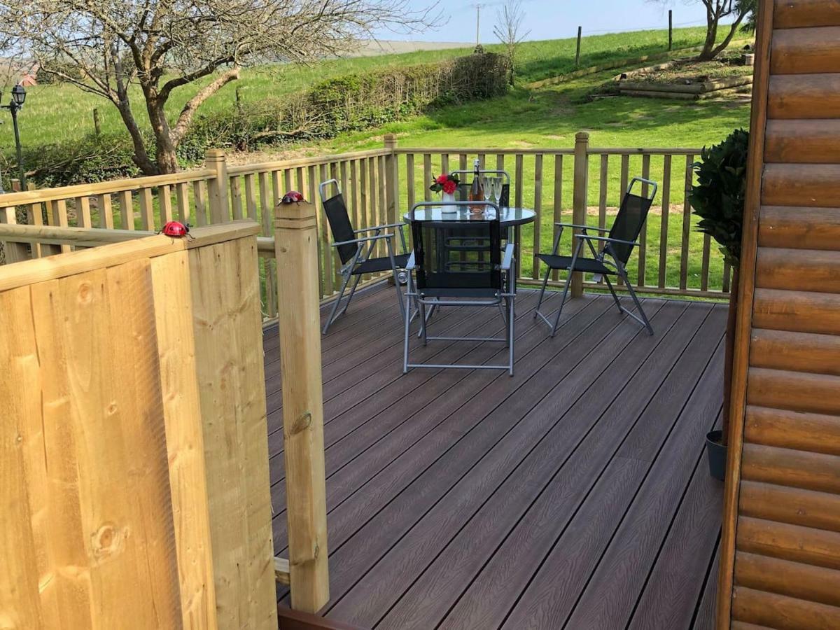Cosy Dog Friendly Lodge With An Outdoor Bath On The Isle Of Wight Whitwell  Exterior photo